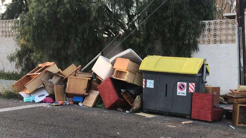 Los enseres, amontonados frente al campo de fútbol de Las Huesas / TA